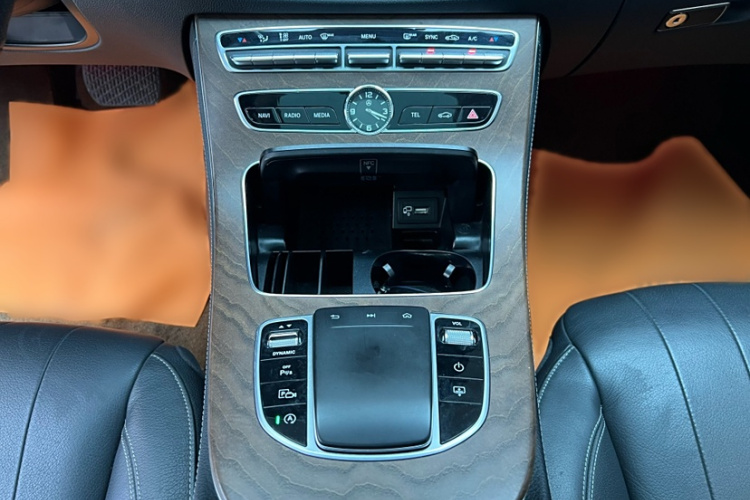 奔驰E级 2019款 E 350 L 4MATIC中控内饰7005