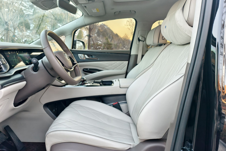 腾势D9 2022款 DM-i 970 四驱旗舰型中控内饰7002