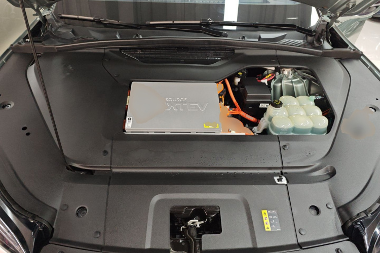 蔚来ES6 2020款 610KM 性能版机舱底盘24