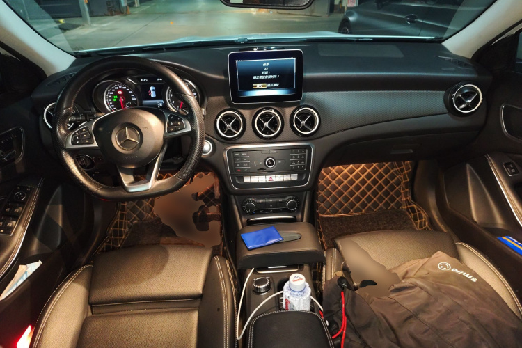 奔驰GLA 2019款 GLA 200 动感型中控内饰12