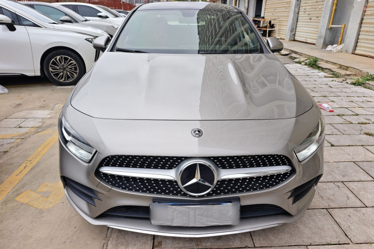 奔驰A级 2019款 A 180 L 运动轿车车身外观2