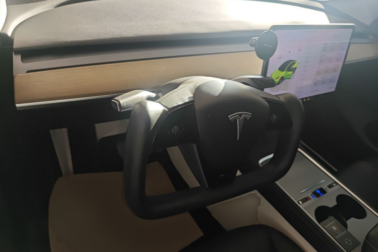 特斯拉 Model Y 2022款 改款 后轮驱动版中控内饰7002