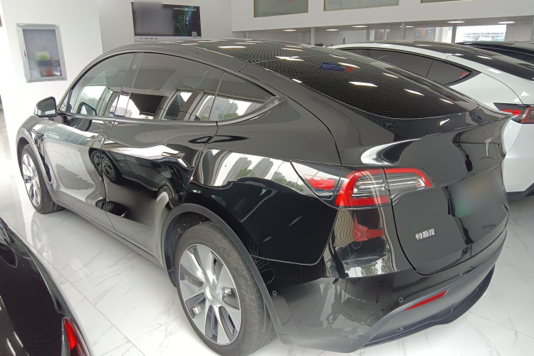 特斯拉 Model Y 2021款 长续航全轮驱动版车身外观4