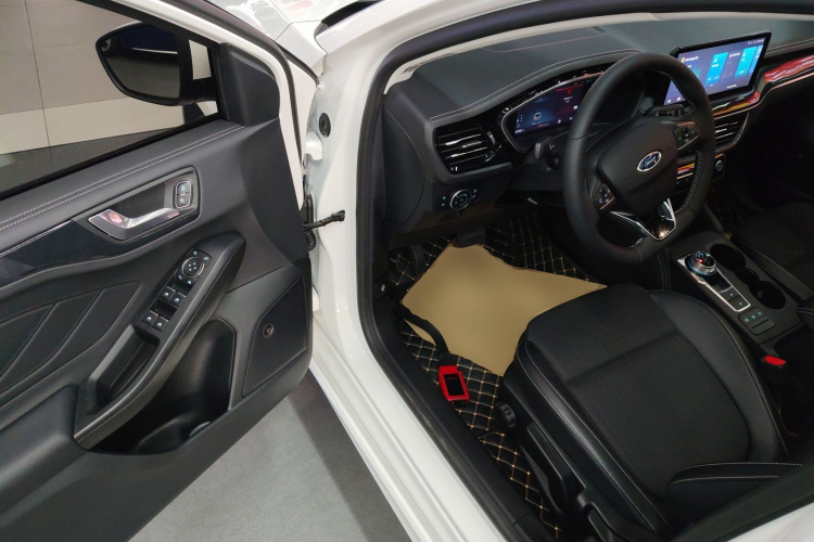 福特 福克斯 2021款 两厢 EcoBoost 180 自动锋潮型中控内饰7003