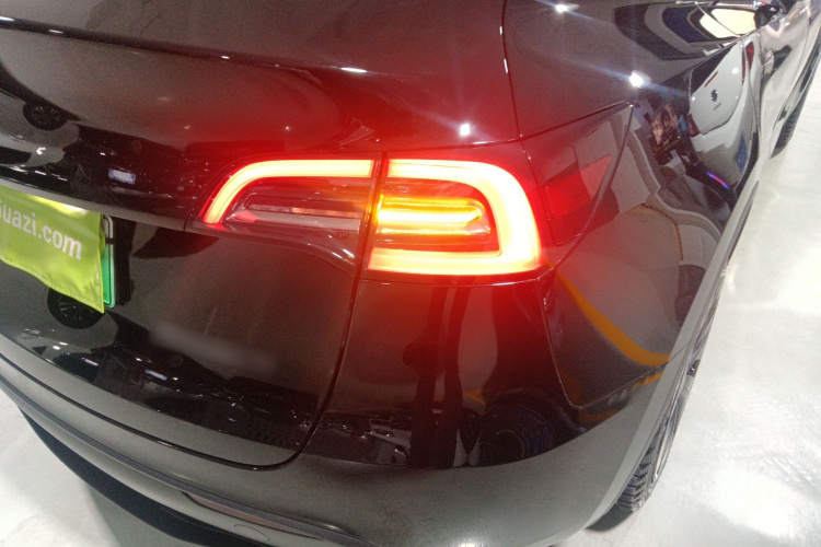 特斯拉 Model Y 2024款 后轮驱动版车身外观9