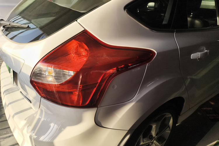 福特 福克斯 2012款 两厢 2.0L 自动豪华运动型车身外观6006