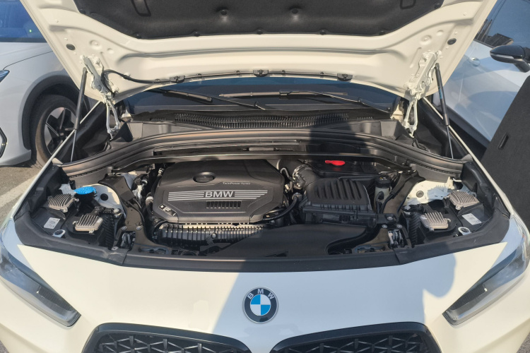 宝马X2 2023款 sDrive25i M运动曜夜版机舱底盘24