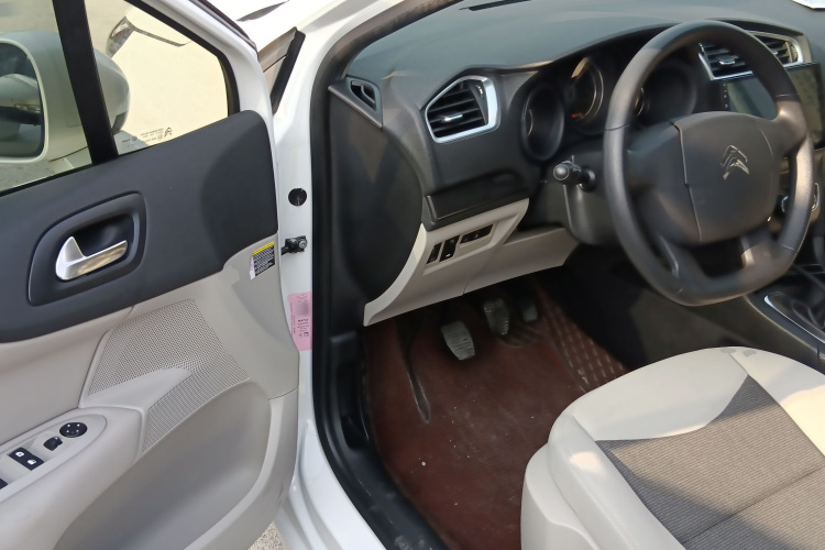 雪铁龙C4L 2015款 1.8L 手动领先版中控内饰7003