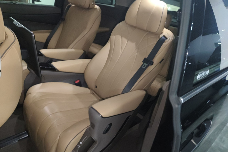 腾势D9 2022款 DM-i 970 四驱旗舰型中控内饰21