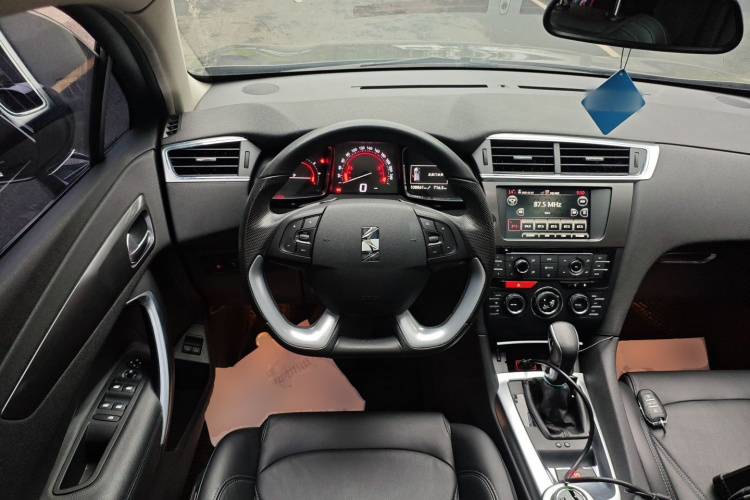 DS 6 2016款 1.6T 豪华版THP160局部细节13