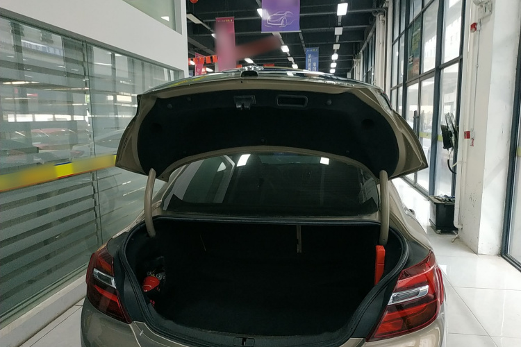 别克 君威 2015款 2.0L 领先时尚型机舱底盘23