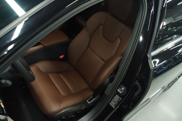 沃尔沃S90新能源 2025款 插电式混动 四驱长续航智逸豪华版中控内饰19