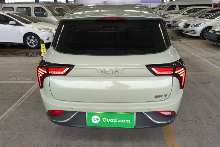 哪吒汽车 哪吒V 2022款 潮 400 Lite车身外观6