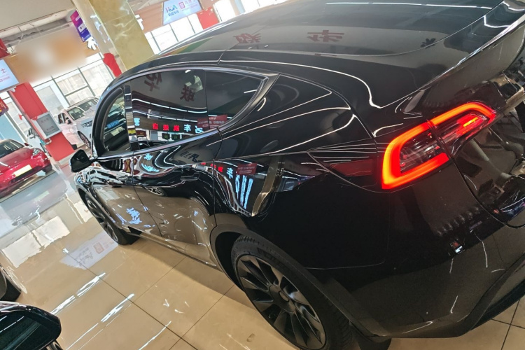 特斯拉 Model Y 2023款 后轮驱动版车身外观4