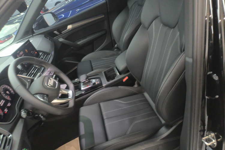 奥迪Q5L 2025款 45周年典藏版 45 TFSI 豪华动感型中控内饰19