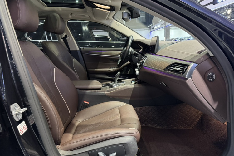 宝马5系 2021款 改款 530Li 领先型 豪华套装中控内饰7001