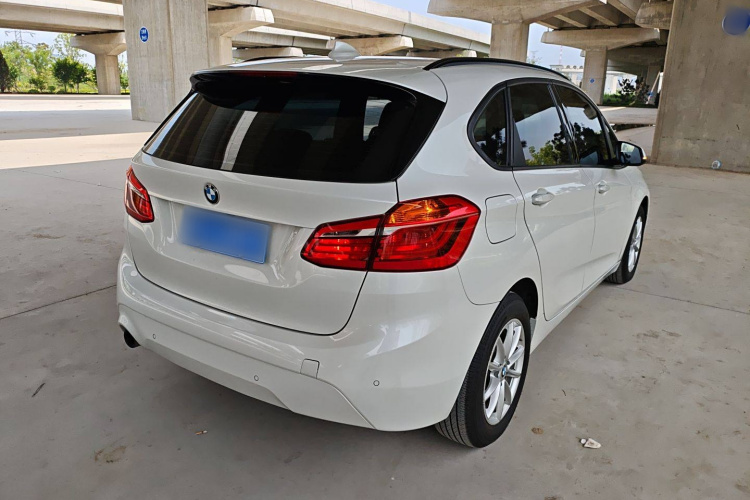 宝马2系旅行车 2018款 218i 时尚型车身外观7