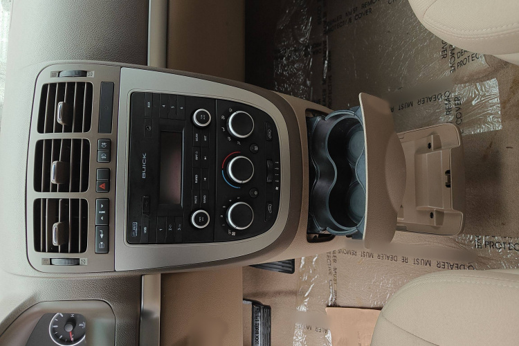 别克GL8 2014款 2.4L 舒适版中控内饰7008