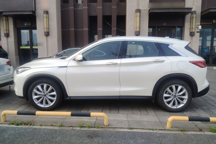 英菲尼迪QX50 2018款 2.0T 两驱时尚版车身外观4
