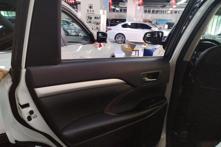 丰田 汉兰达 2018款 2.0T 四驱尊贵版 7座 国VI中控内饰7008