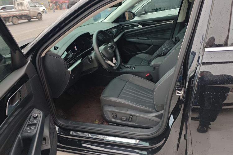 大众 帕萨特 2025款 出众款 380TSI 星空龙腾版中控内饰19