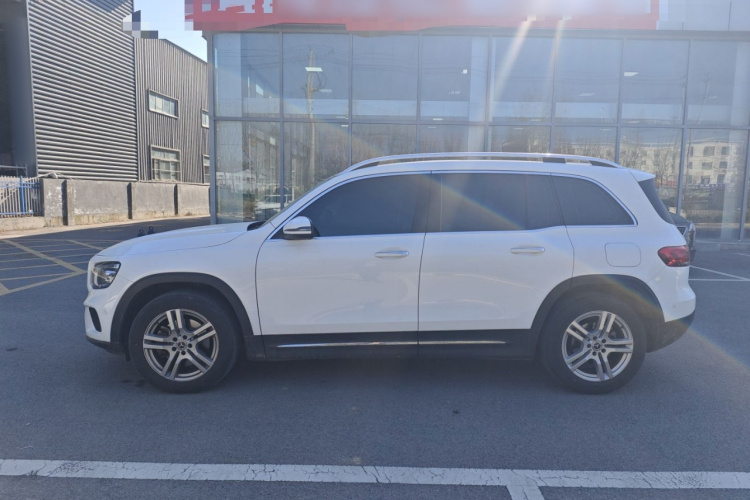 奔驰GLB 2023款 GLB 220 动感型车身外观4