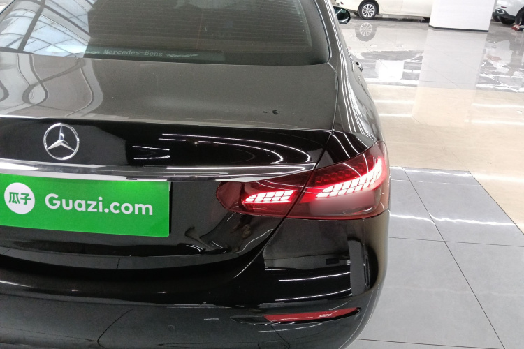奔驰E级 2022款 改款 E 300 L 豪华型车身外观9