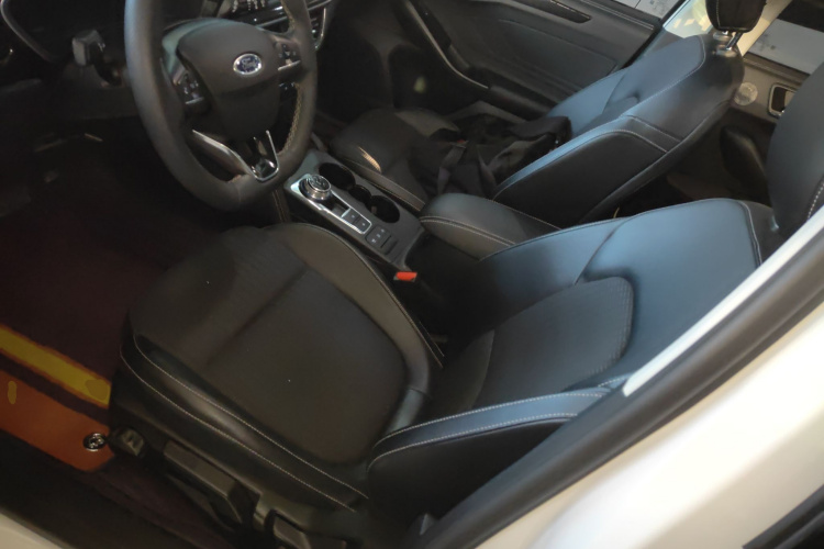 福特 福克斯 2021款 两厢 EcoBoost 180 自动锋潮型中控内饰19