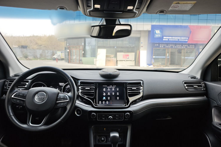 Jeep 指挥官 2018款 2.0T 两驱进享版 国V中控内饰7003