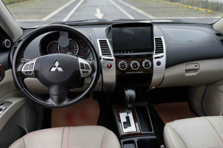 三菱 帕杰罗·劲畅 2013款 3.0L 自动两驱豪华版中控内饰7001
