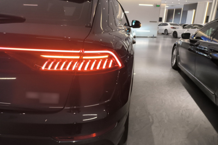 奥迪Q8 2019款 55 TFSI 臻选动感型车身外观9