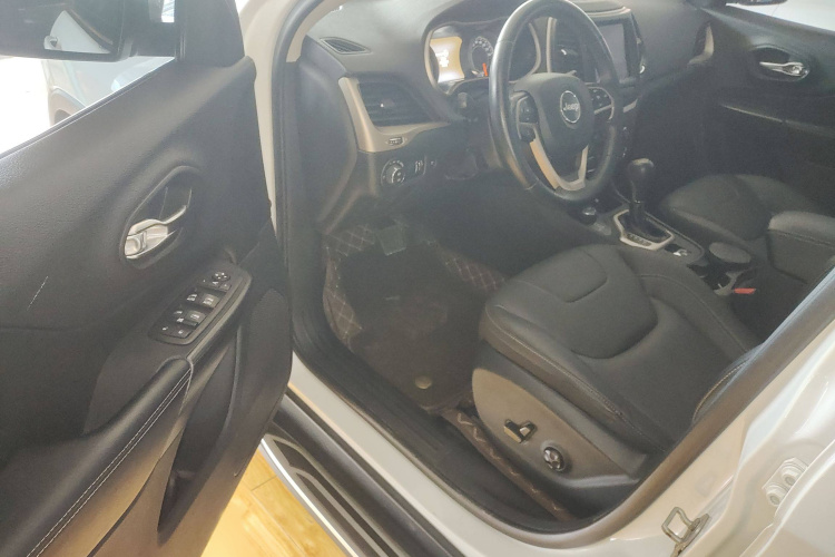 Jeep 自由光 2016款 2.4L 优越版中控内饰7002