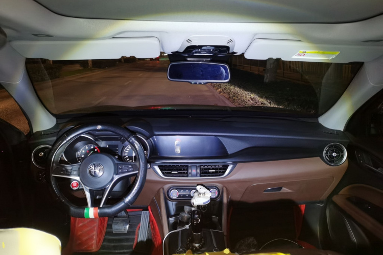 阿尔法·罗密欧 Stelvio斯坦维 2017款 2.0T 200HP 精英版中控内饰7002