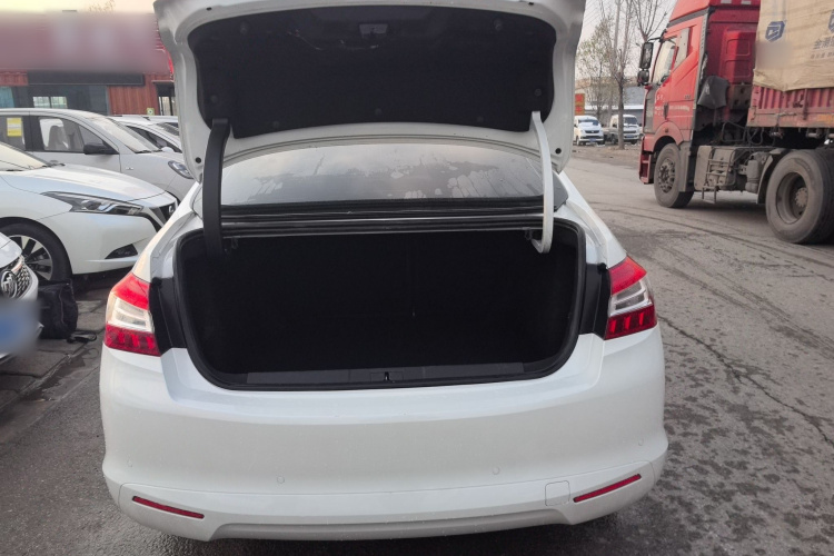 标致408 2015款 1.2T 自动豪华版机舱底盘23