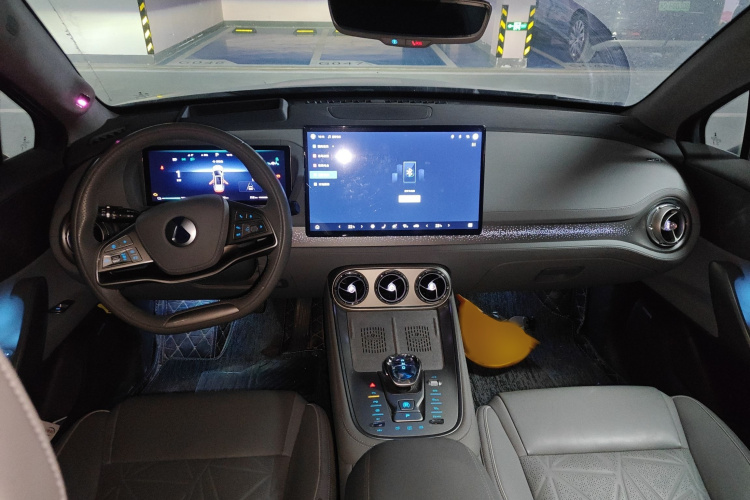 腾势N8 2023款 四驱超混旗舰六座版中控内饰7002