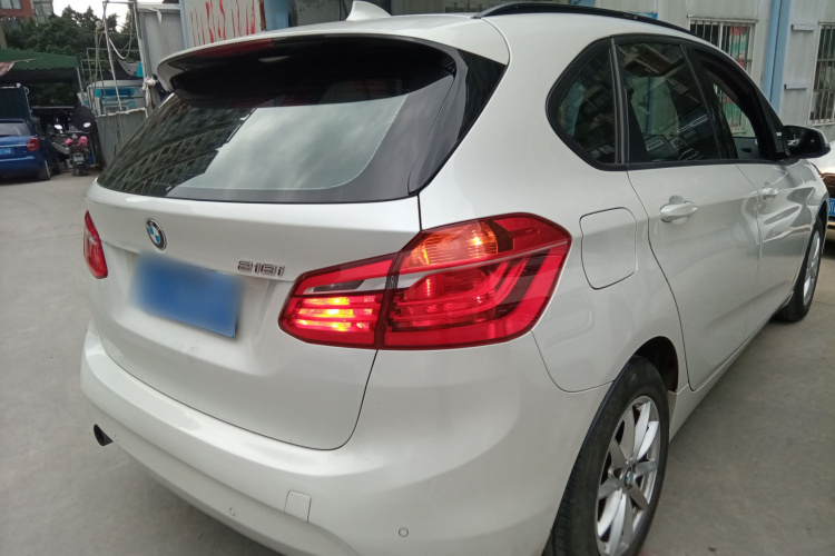 宝马2系旅行车 2016款 218i 时尚型车身外观7
