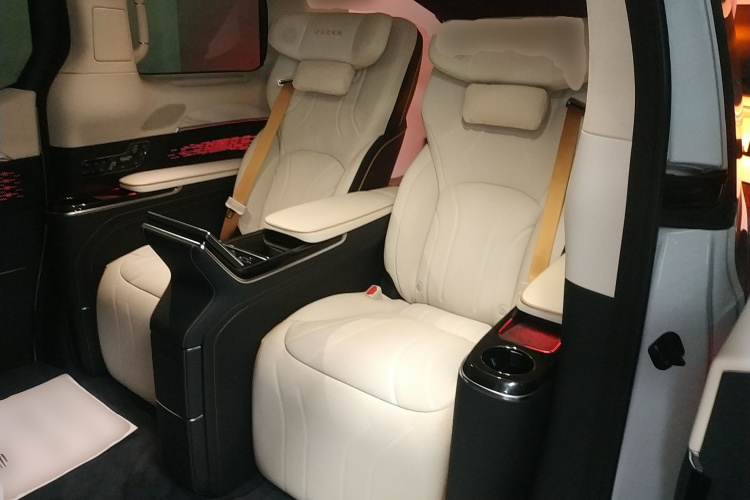 极氪009 2024款 光辉中控内饰7004