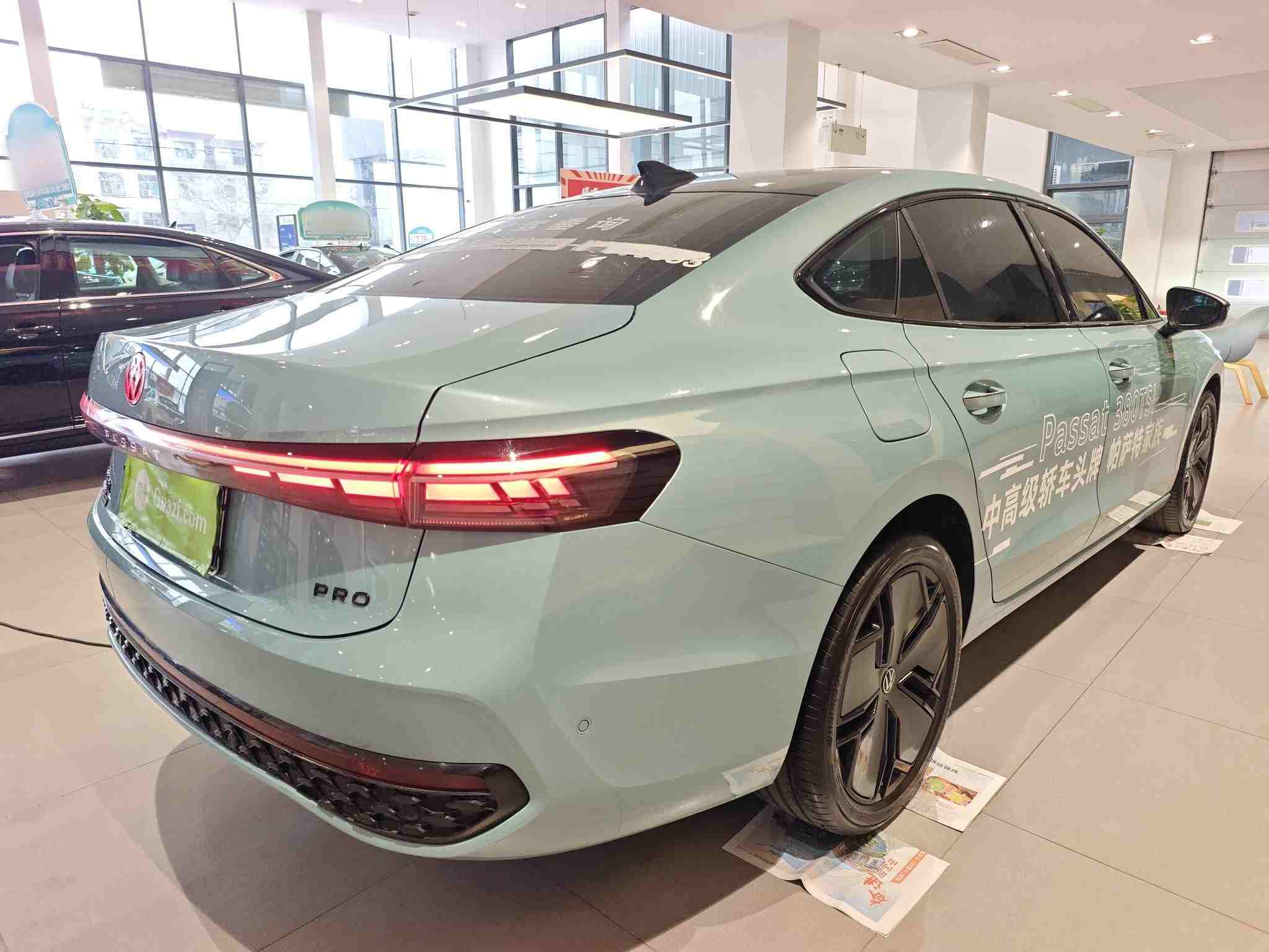 车辆右后45度外观展示