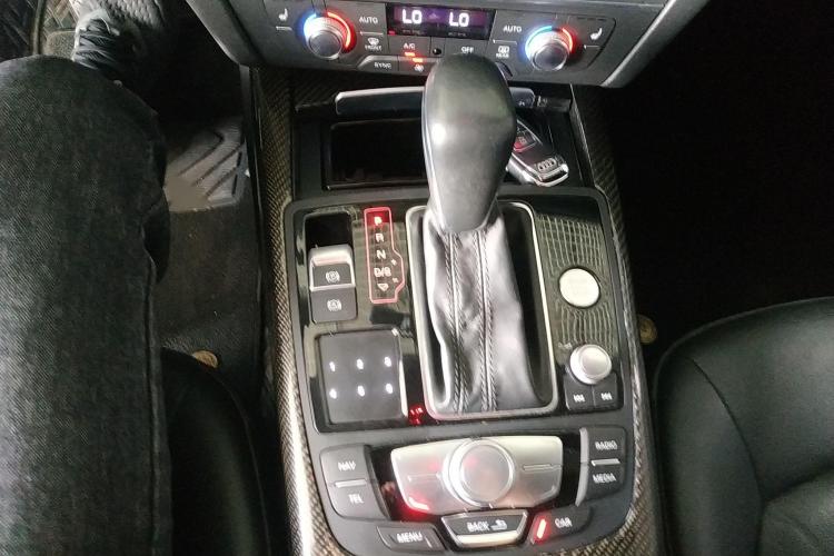 奥迪A6L 2018款 30周年年型 45 TFSI quattro 运动型局部细节18