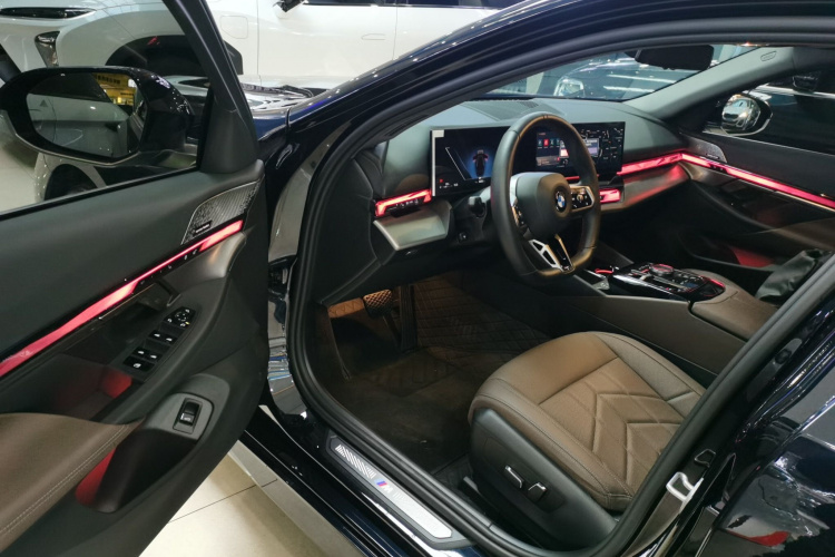 宝马5系 2025款 530Li 领先型 M运动套装中控内饰20