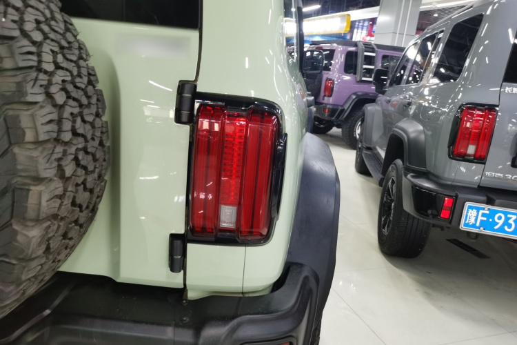 坦克300 2023款 2.0T 铁骑02车身外观9