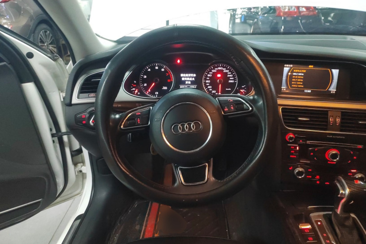 奥迪A4L 2015款 35 TFSI 自动舒适型中控内饰13