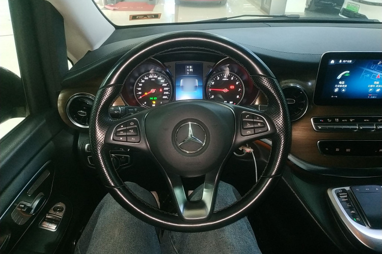 奔驰V级 2022款 V 260 L 长轴距尊贵版中控内饰13