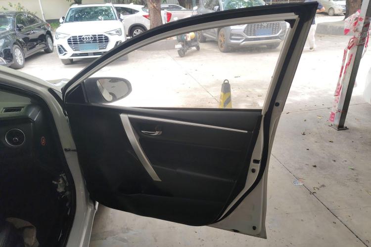 丰田 雷凌 2017款 改款 185T CVT精英版 国VI中控内饰42