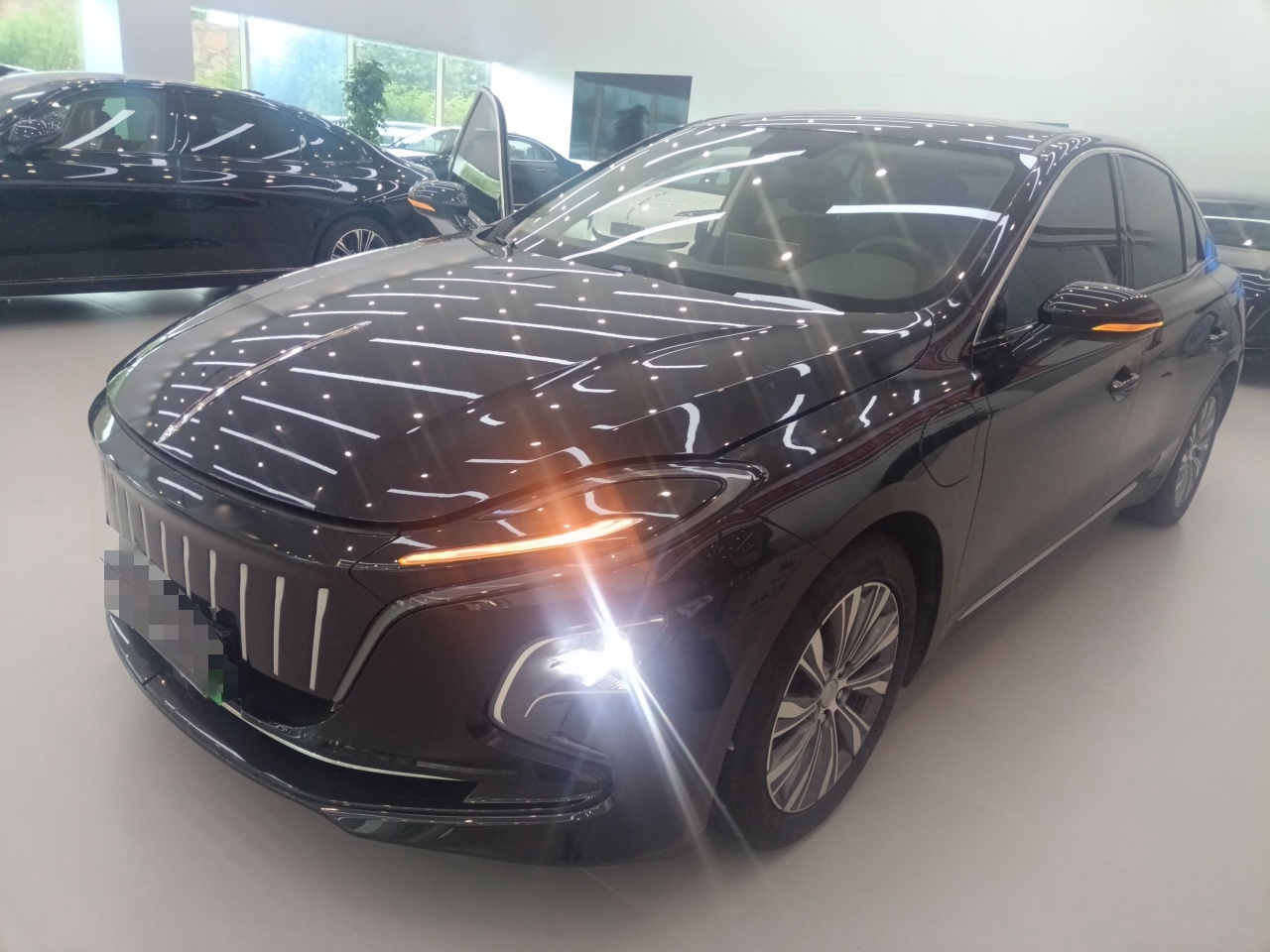 红旗E-QM5 2022款 431km 充电乐享版