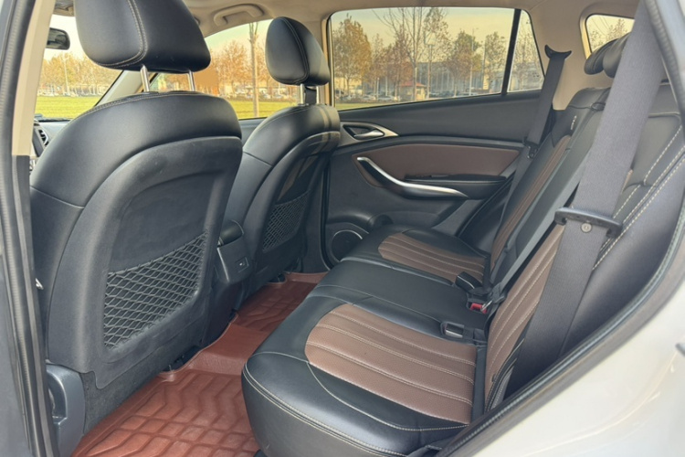 比亚迪 宋 2016款 盖世版 1.5TID 自动精英型中控内饰7001