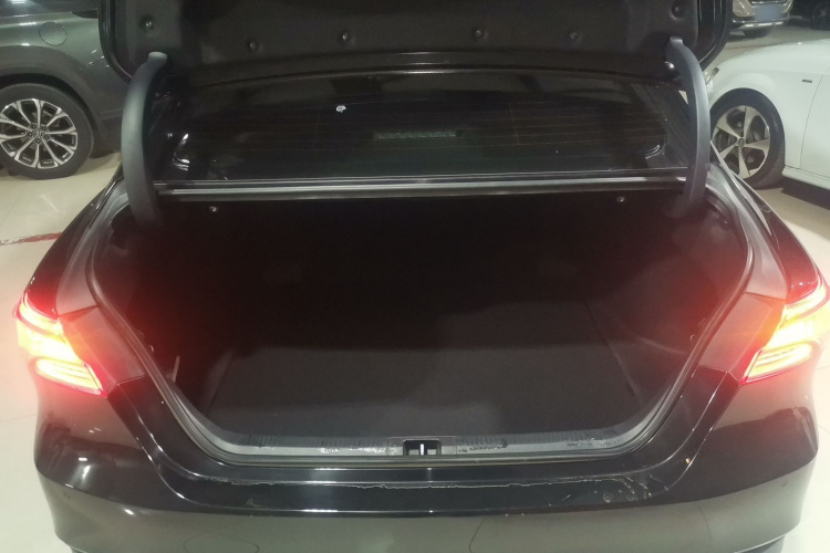 丰田 凯美瑞 2019款 改款 2.0G 豪华版机舱底盘23