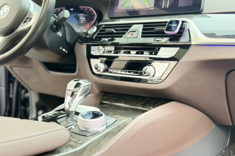 宝马5系 2022款 改款 525Li M运动套装中控内饰7008