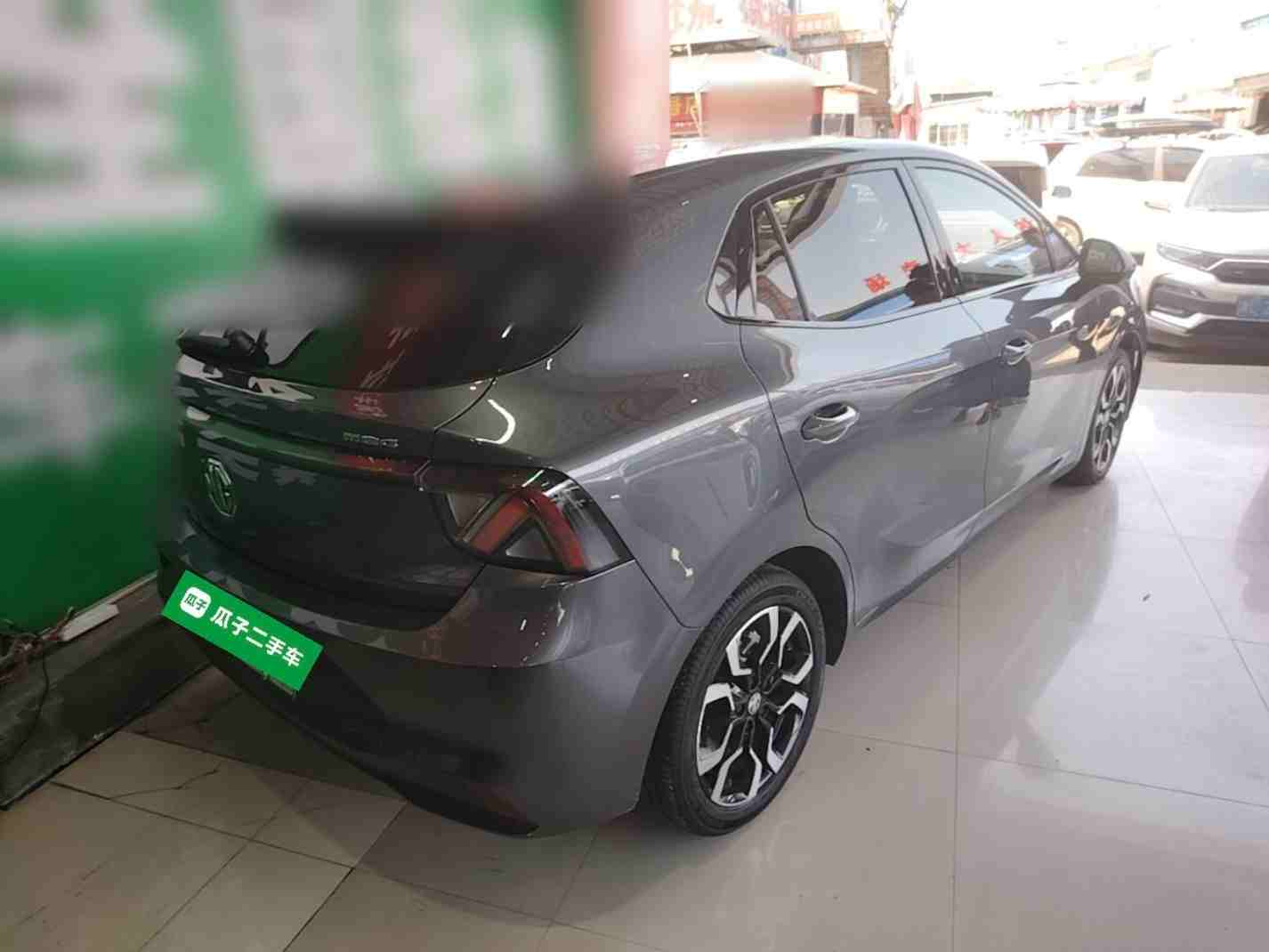 车辆右后45度视角实拍