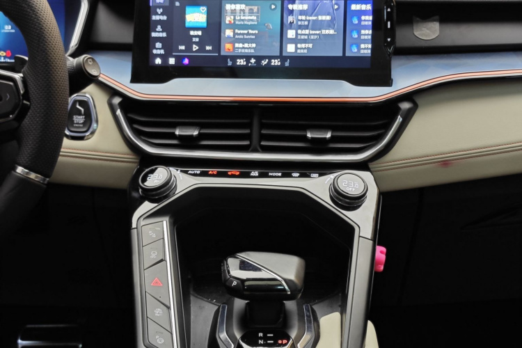 领克06 2020款 1.5T 耀Halo中控内饰7006